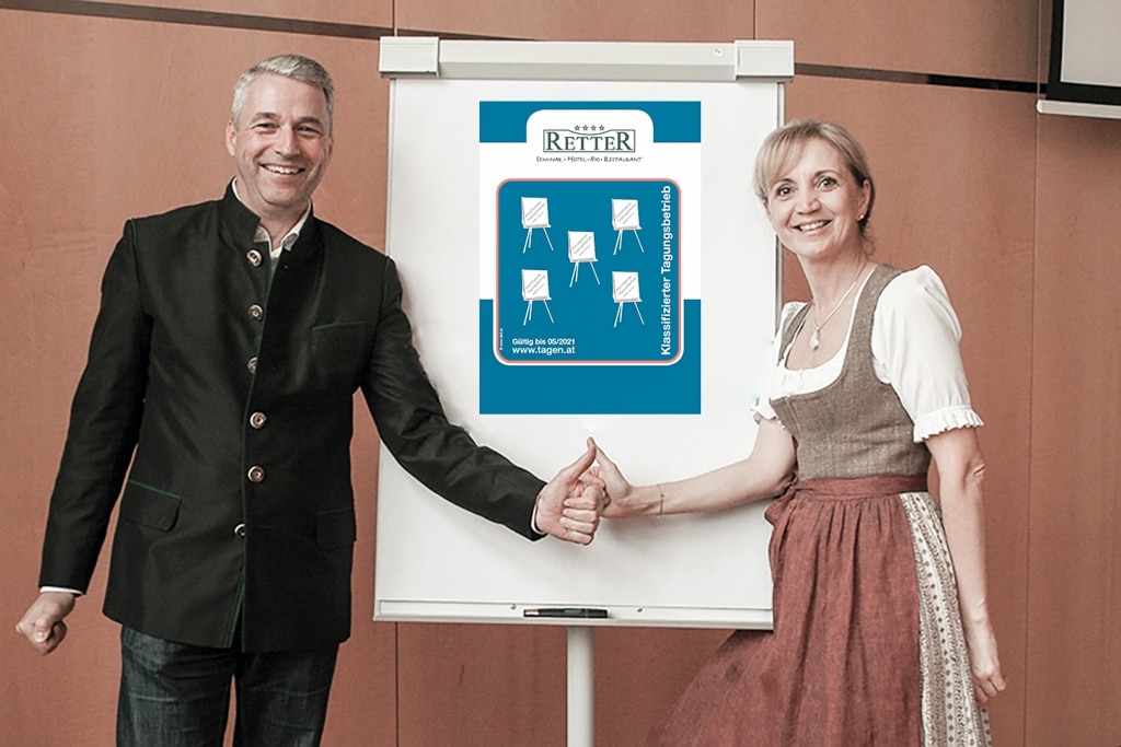 Ulli und Hermann Retter freuen sich über die Auszeichnung 5 Flipcharts für das Seminarhotel Retter