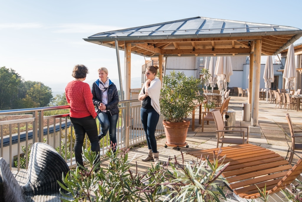 Seminargäste auf Seminarterrasse